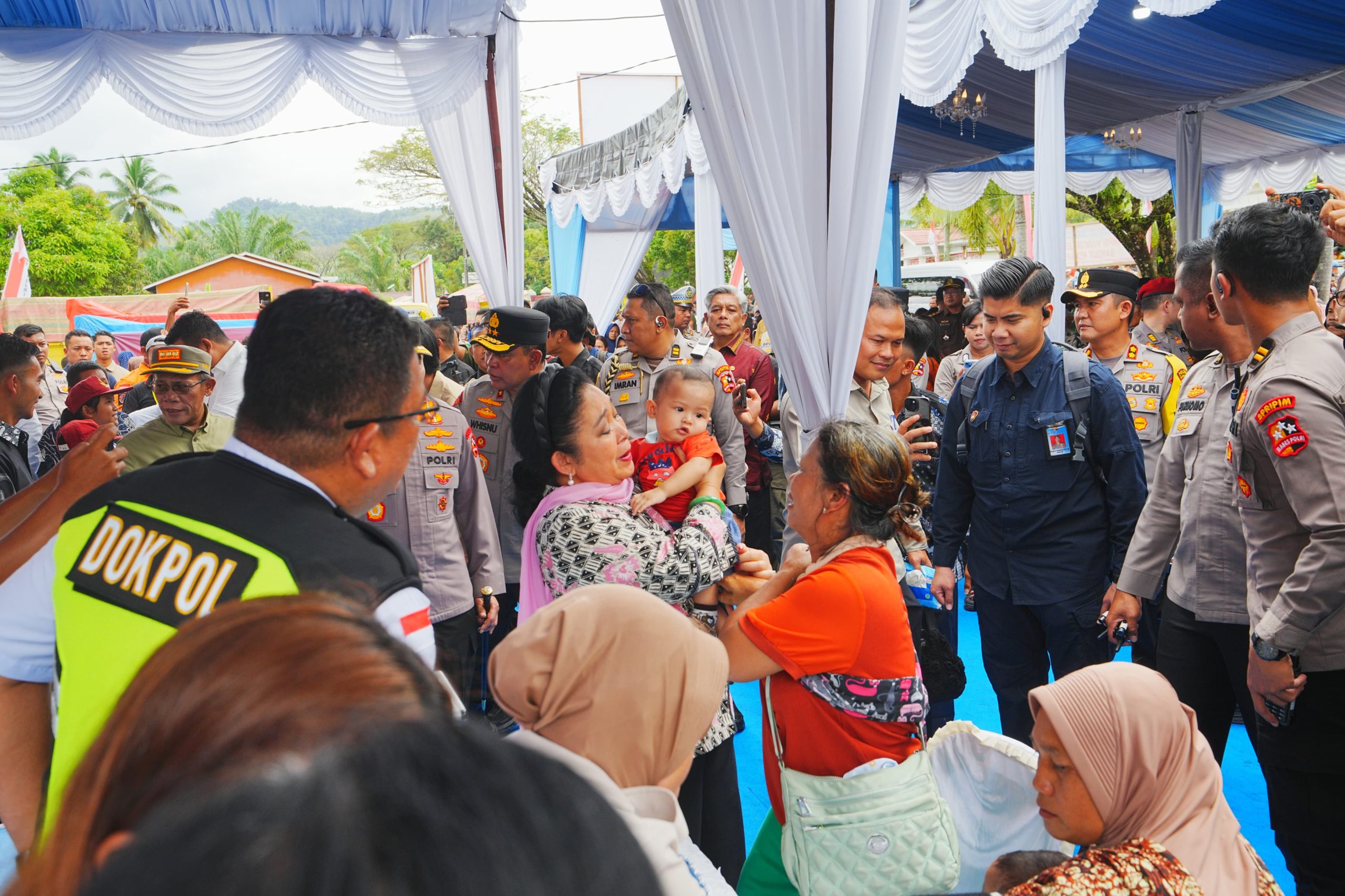 Tinjau Huntara dan Beri Bantuan Buat Korban Bencana di Tapanuli Tengah, Titiek Soeharto Apresiasi Polri