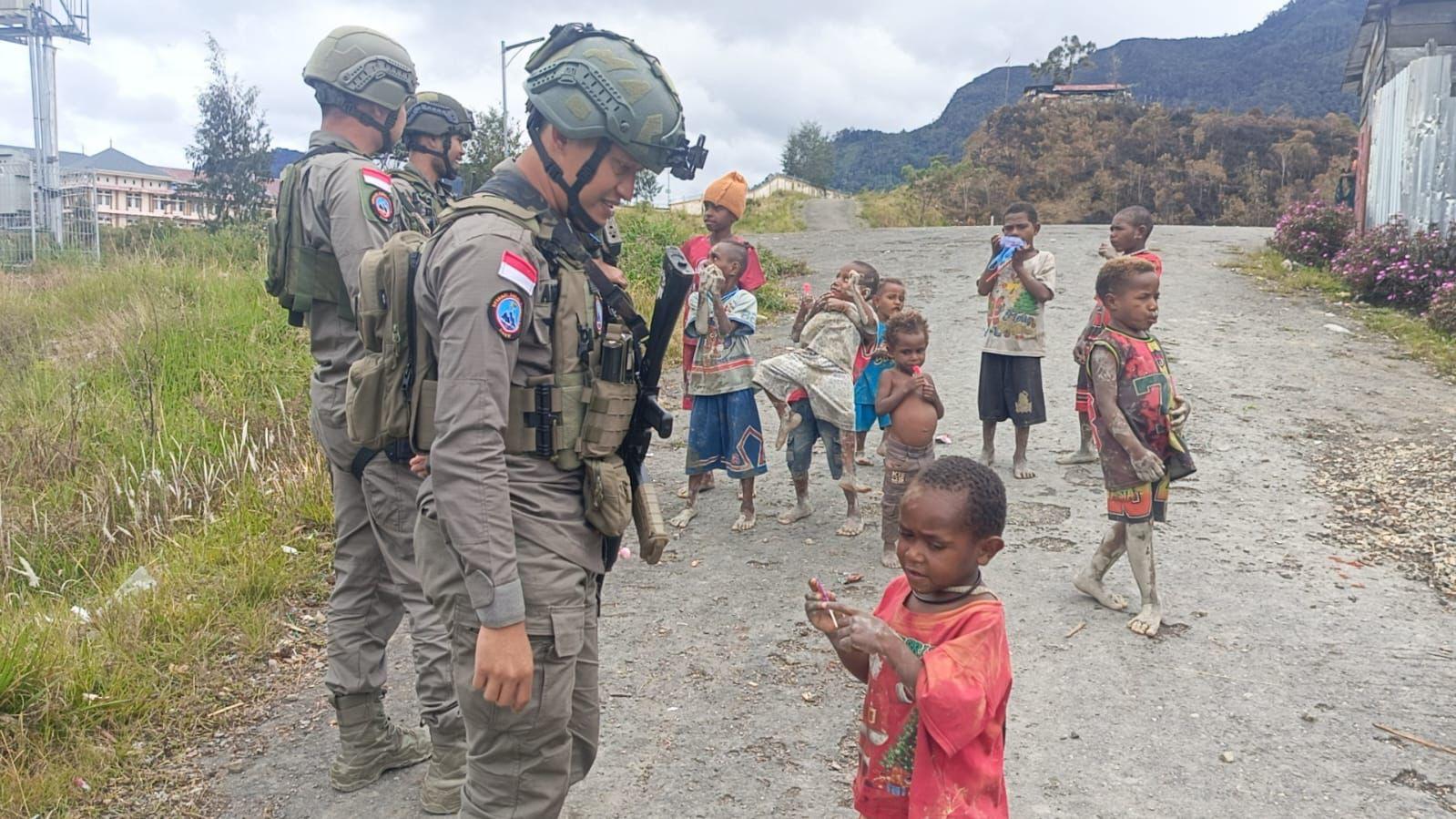 Patroli Satgas Ops Damai Cartenz di Intan Jaya: Interaksi dengan Warga dan Anak-anak di Sugapa