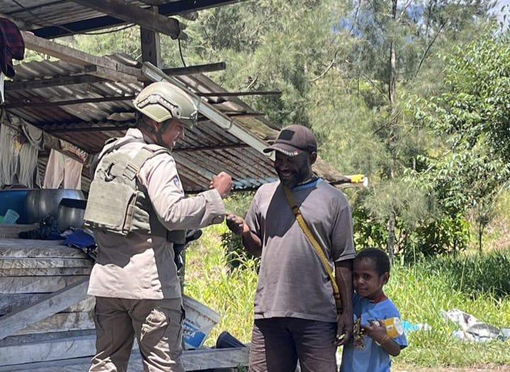 Lewat Patroli Jalan Kaki, Satgas Damai Cartenz Bangun Kedekatan dengan Warga Sinak