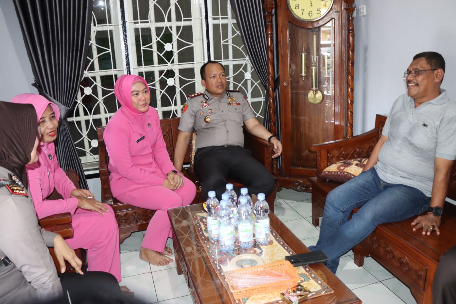 Rayakan Hari Bhayangkara ke-80, Kapolres Bengkulu Utara Gelar Anjangsana: Kunjungi Anak Anggota yang Sakit, Sowan ke Purnawirawan dan Warakawuri
