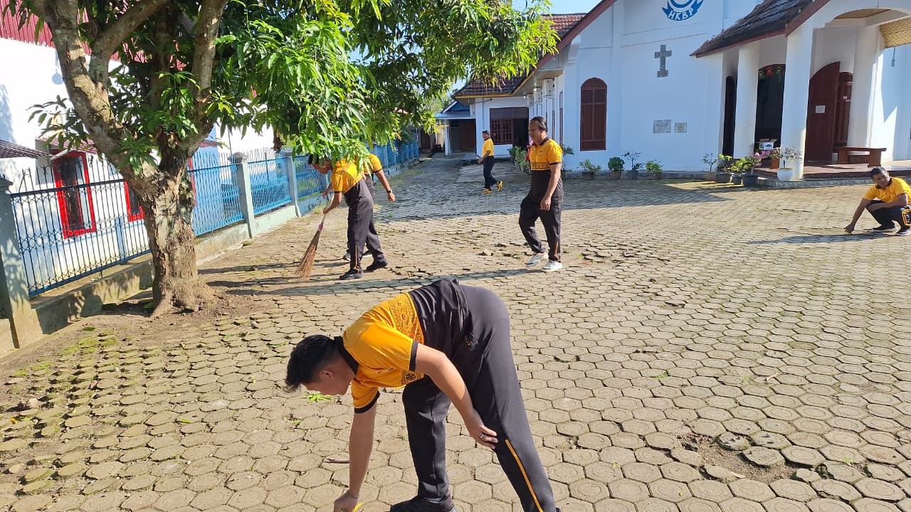Polres Bengkulu Utara Gelar Bakti Religi Hari Bhayangkara ke-80: Bersihkan Tempat Ibadah dan Salurkan Bantuan Semen