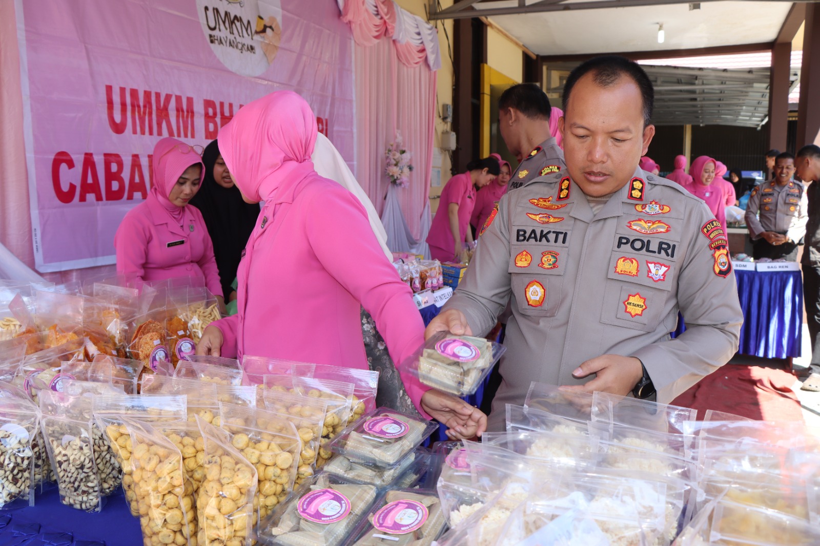 Dukung Ekonomi Kreatif, Kapolres Bengkulu Utara Borong Produk UMKM Bhayangkari Usai Beri Arahan