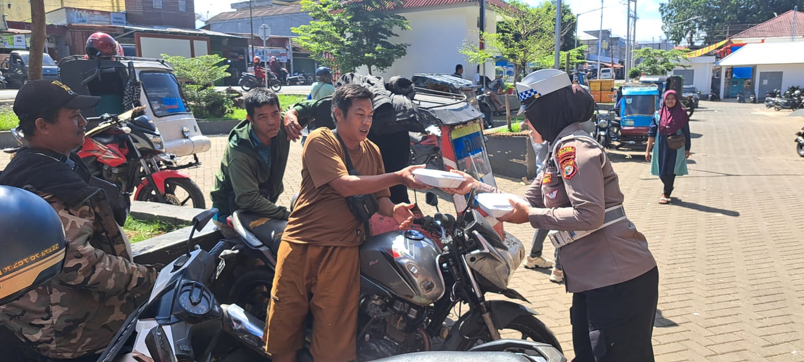 Wujud Kepedulian, Polwan Polres Bengkulu Utara Gelar Jumat Berkah di Pasar Purwodadi