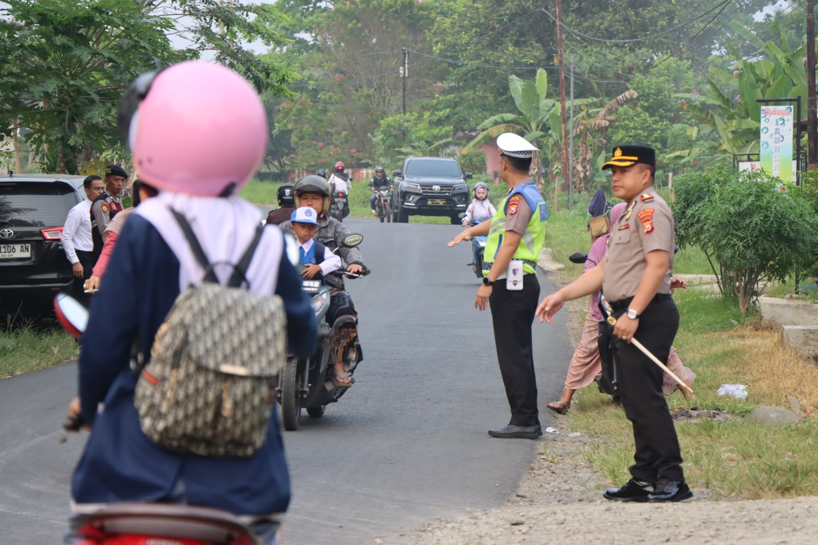Wujudkan Keamanan dan Kelancaran Jalan, Kapolres Bengkulu Utara Turun Langsung Pimpin Pengaturan Lalu Lintas di Depan MTsN 1